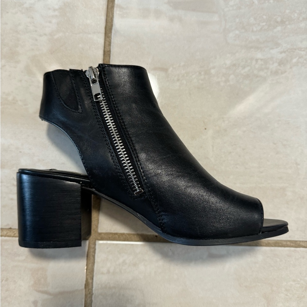 Steve Madden Open toe Bootie- size 6